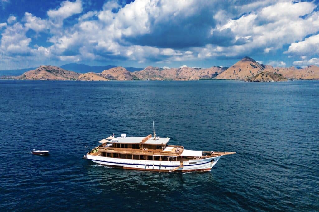 2 Mahodaya Amanikan Yacht Charter Indonesia DJI 20260901140358 0034 D