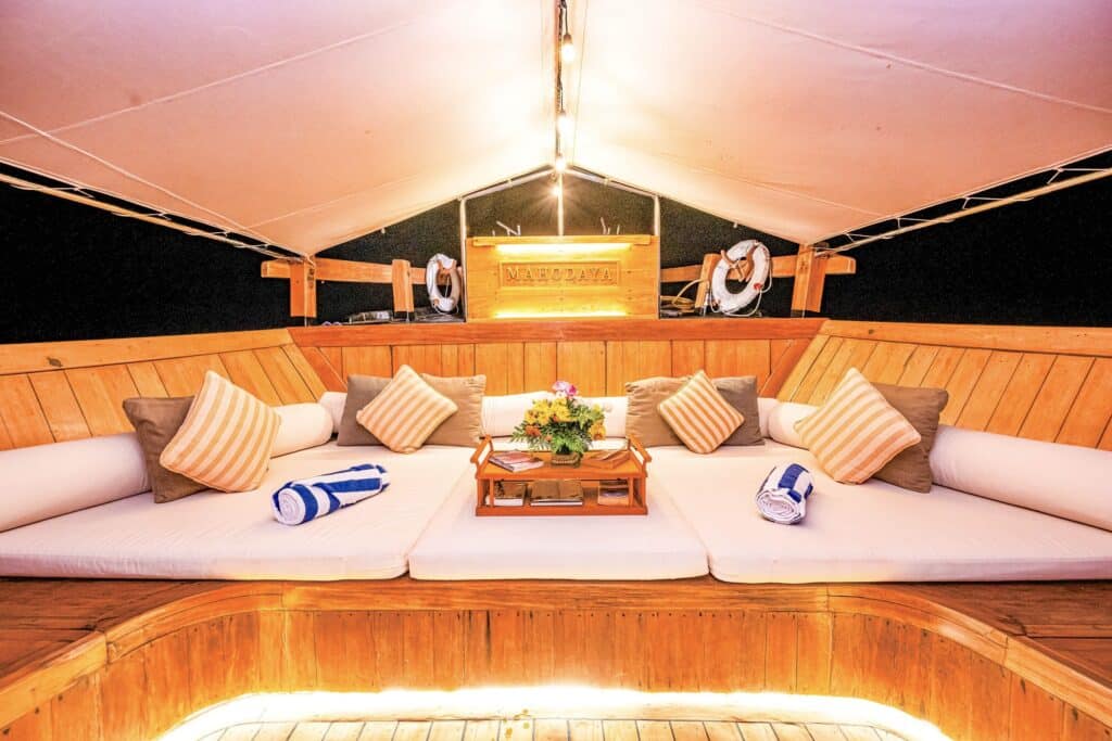 21 Mahodaya Amanikan Yacht Charter Indonesia DND 6637 copie