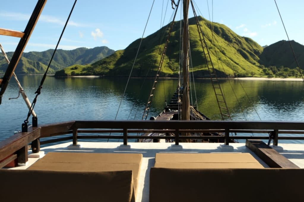 Alila Purnama Luxury Yacht Charter Raja Ampat - 4 (1)