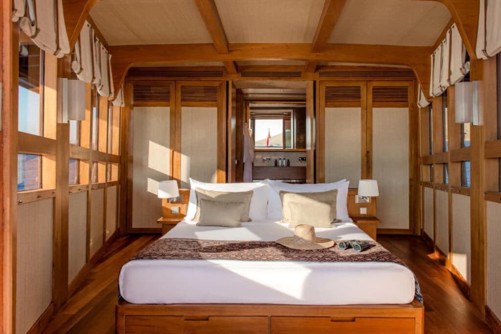 Luxury Yacht Charter Indonesia Amandira-master-cabin-landscape (1)