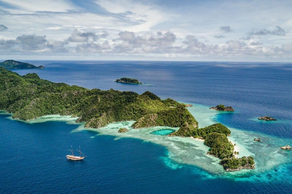 Luxury Yacht Charter Indonesia Silolona 30