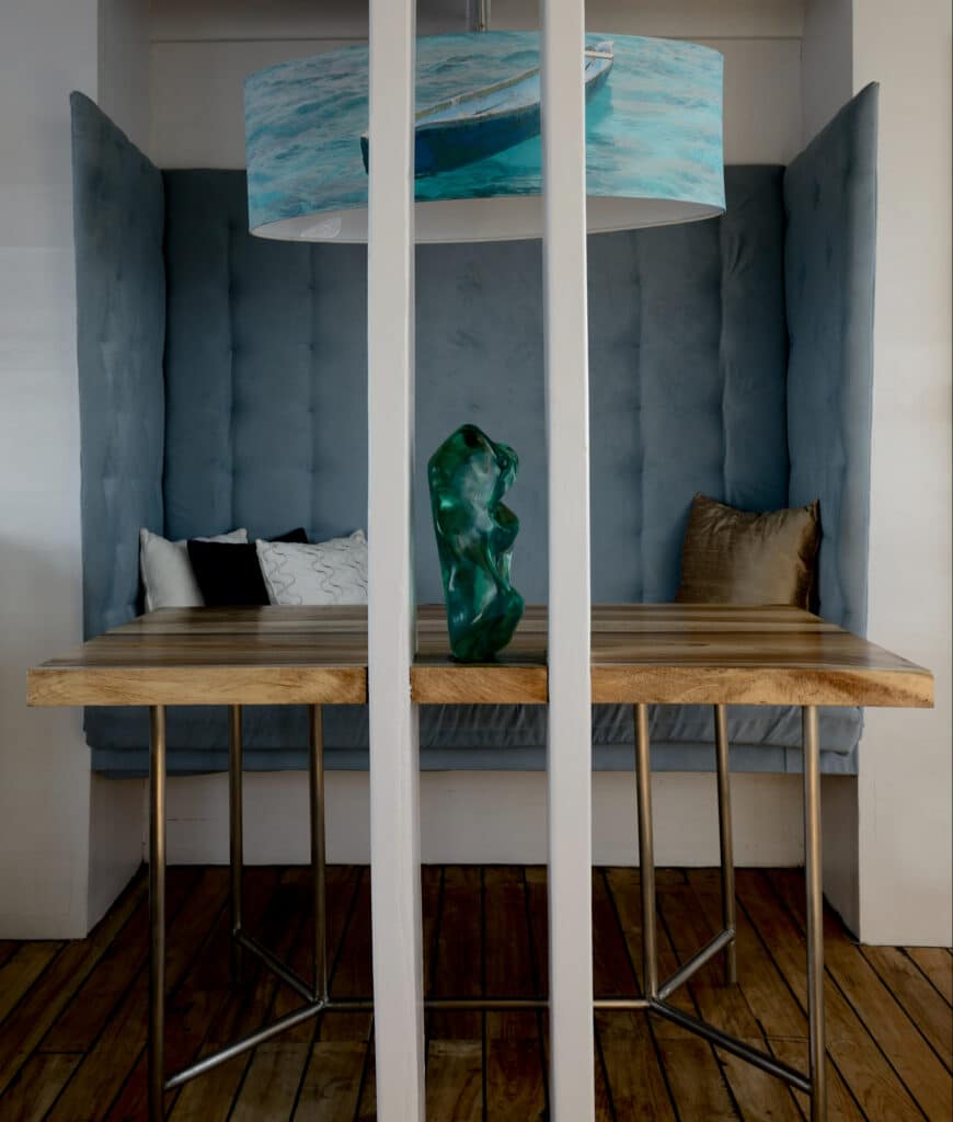 Location de yacht de luxe Komodo - Table de salle à manger ALEXA Living Room