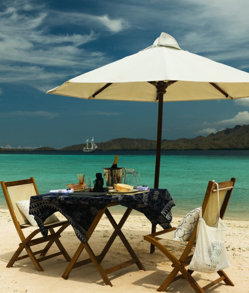 Location de yacht de luxe Komodo - ALEXA Sandbar Setup Close Up