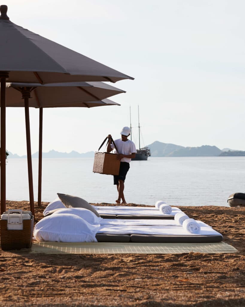 Luxury Yacht Charter Raja Ampat - Amandira_Crew_Beach (1)