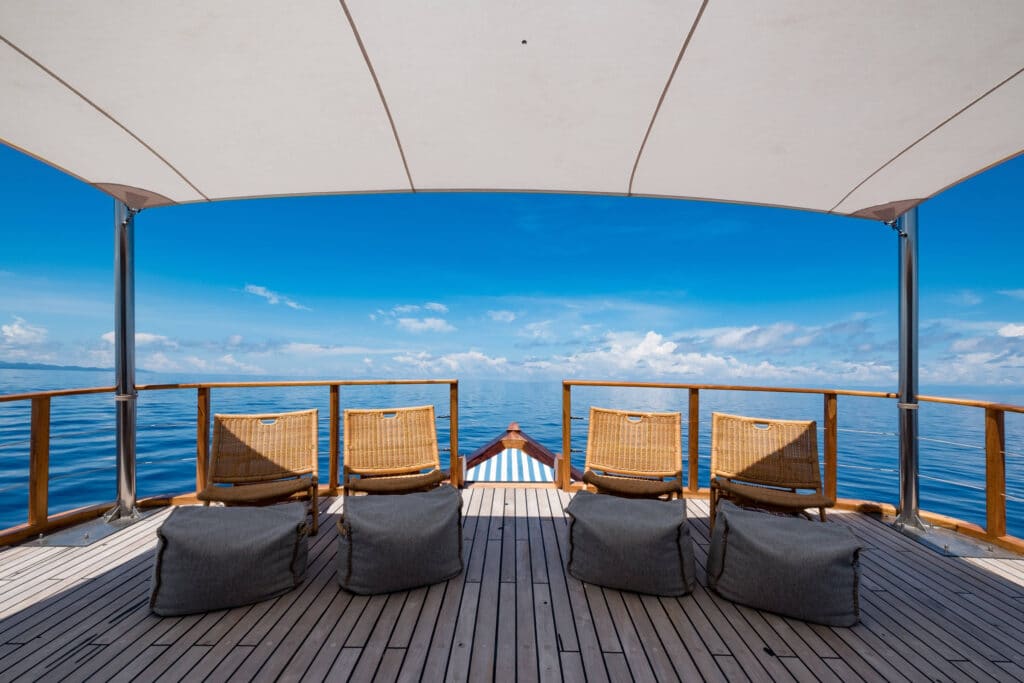 Rascal Luxury Yacht Charter Raja Ampat - RASCAL передняя палуба и нос