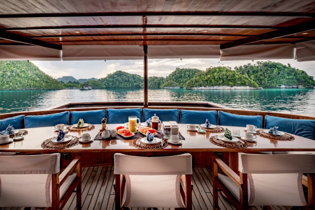 Rascal Luxury Yacht Charter Raja Ampat - RASCAL открытая обеденная зона