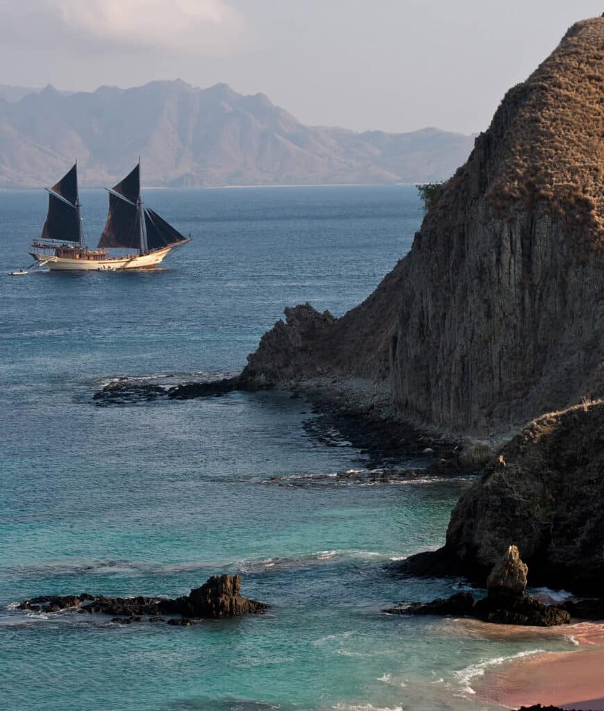 Silolona Luxury Yacht Charter Komodo - Exterior 3