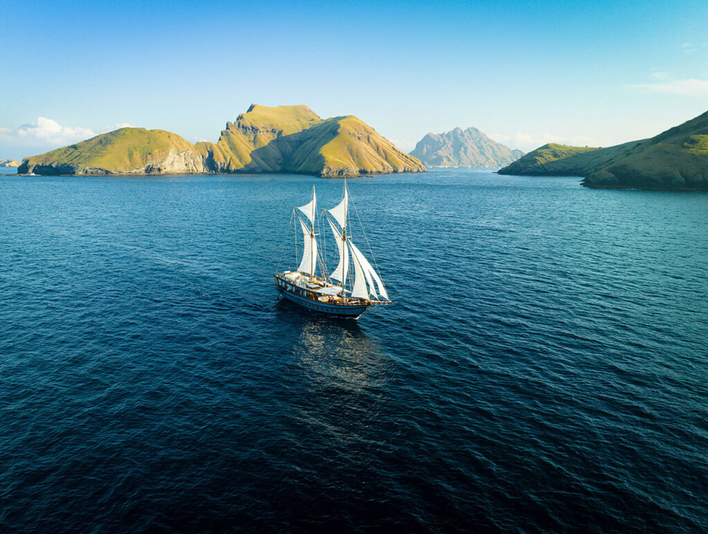 Two-cabin phinisi yacht Dewata sailing in Komodo National Park