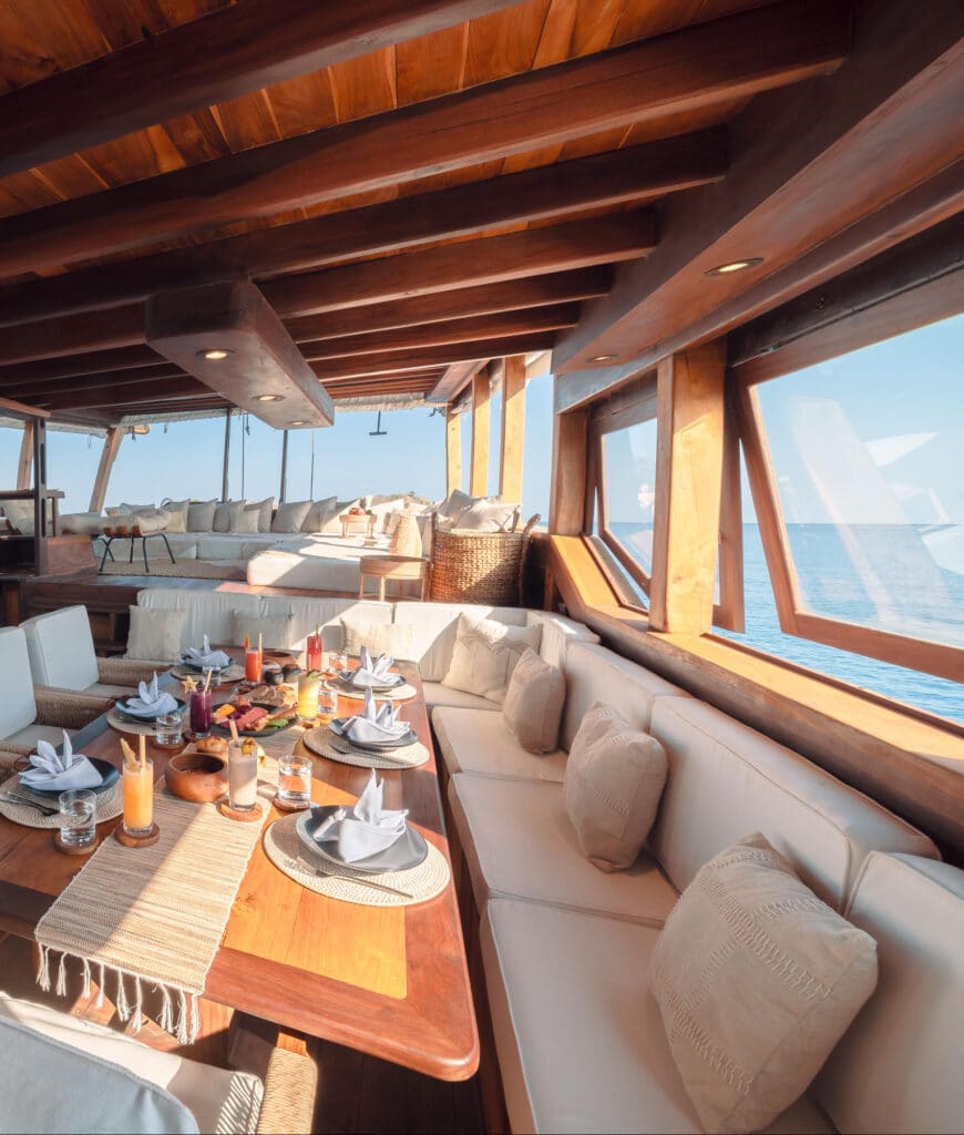 07_Nataraja_Table à manger du pont principal_Pacific-High-min (1)