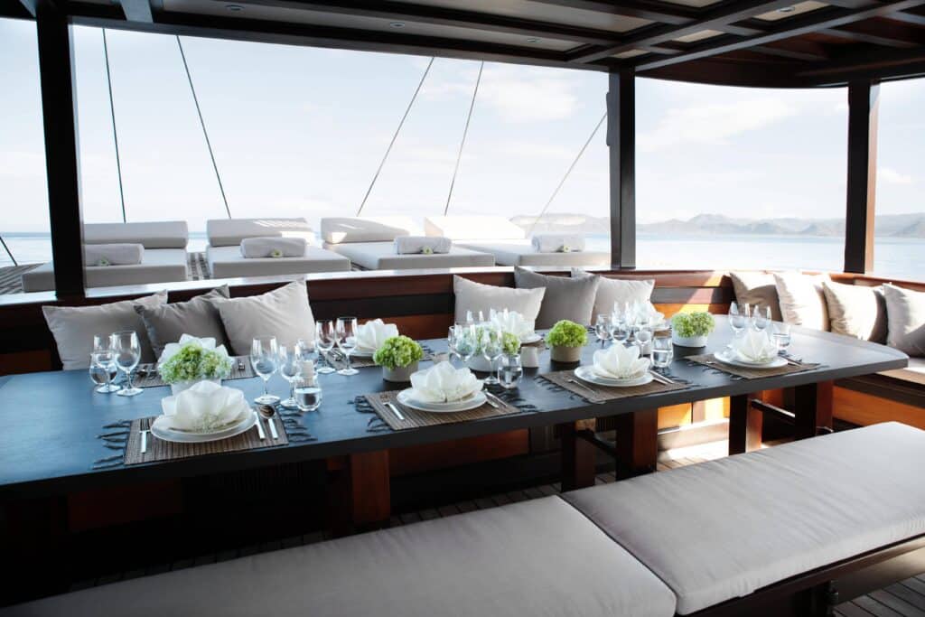 Dunia Baru Yacht Charter Indonesia - 02. DB-Deck-Dining-Aft