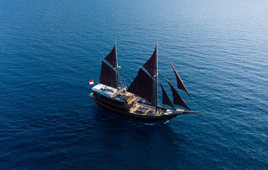 Dunia Baru Yacht Charter Indonesia - 02. DB-Exterior-Komodo