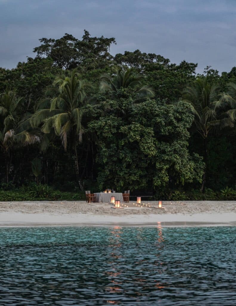 Dunia Baru Yacht Charter Indonesia - 12. DB-Experiences-Banda-Beach-Setup