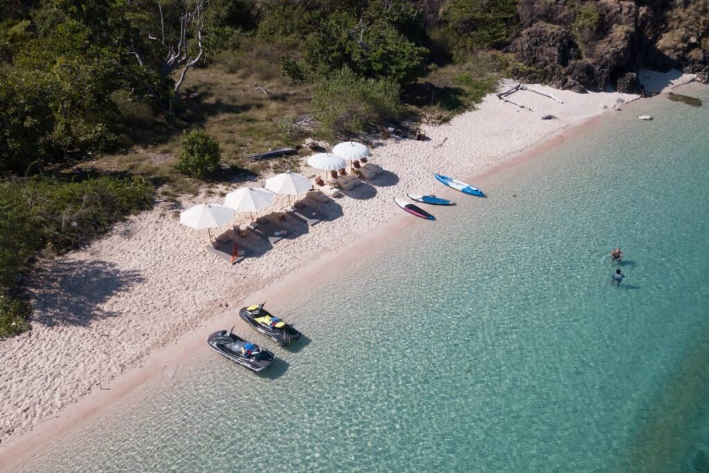 Plage déserte aménagée à Raja Ampat à bord du yacht de luxe Lamima