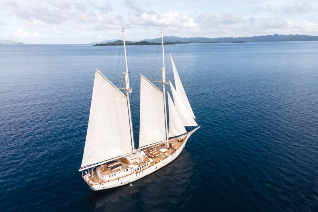 Luxury Yacht Charter Komodo - Mutiara Laut Luxury Yacht Charter Raja Ampat - Exterior 3