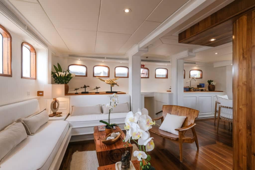 Luxury Yacht Charter Komodo - Mutiara Laut Luxury Yacht Charter Raja Ampat - Interior Lounge 3