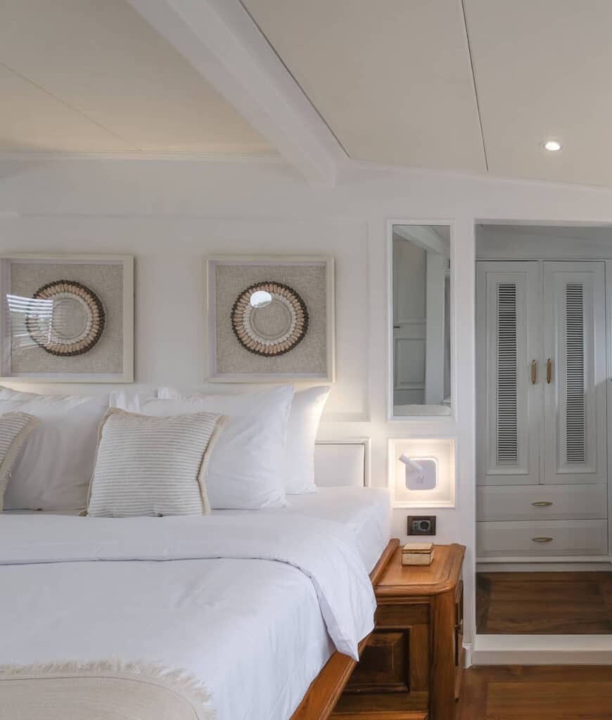 Luxury Yacht Charter Komodo - Mutiara Laut Luxury Yacht Charter Raja Ampat - Master Cabin 4