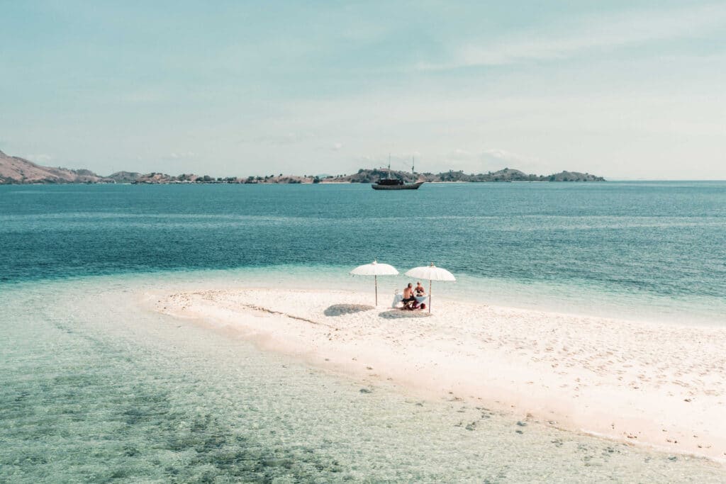 Maj Oceanic Yacht Charter Komodo - TMO - Beach Dining