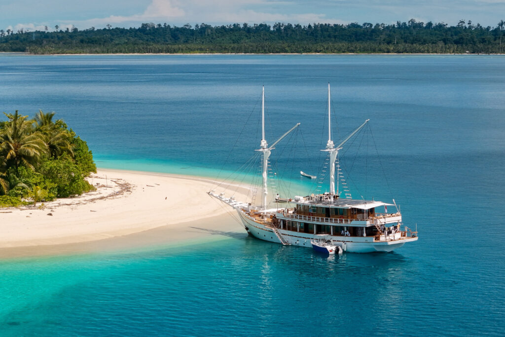 Siloina Luxury Surf Yacht Charter Mentawais - The Boat-3-10