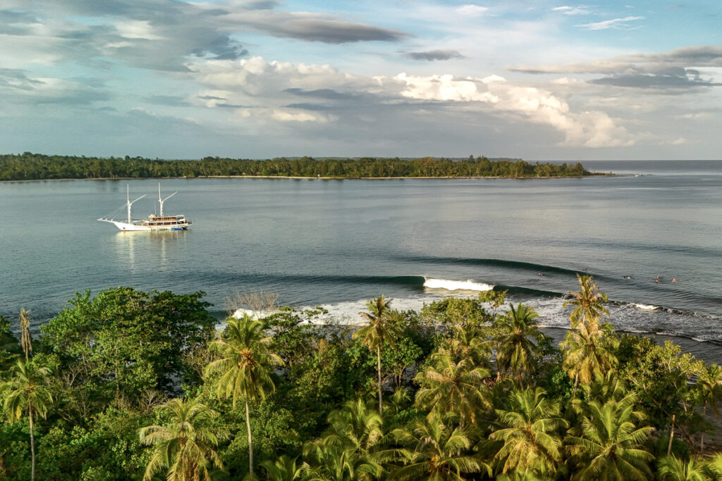 Siloina Luxury Surf Yacht Charter Mentawais - The Boat-3-9 (1)