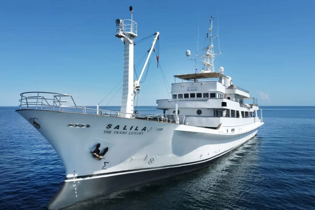 The Trans Yacht Charter Komodo - the_trans_luxury_yacht_anchored_3.jpg