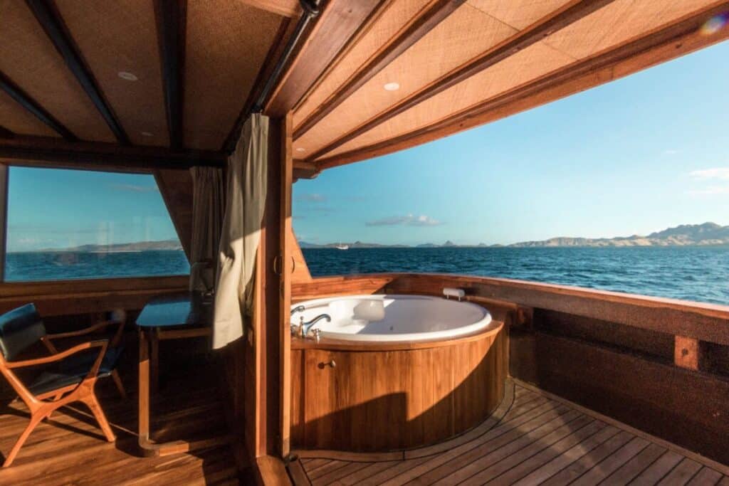 magia_ii_luxury_yacht_charter_komodo_magia-ii-luxury-yacht-charter-indonesia-16