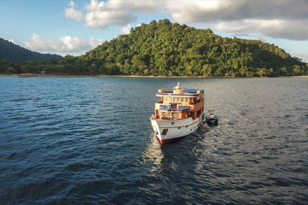 magia_ii_luxury_yacht_charter_komodo_magia-ii-luxury-yacht-charter-indonesia-6