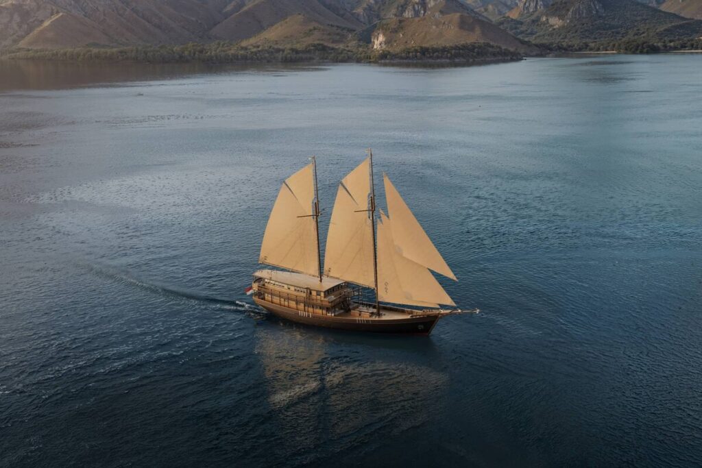 sejiwa_location_de_yachts_de_luxe_en_indonésie_-_vue_rendue_2_drapeau_mis_à_jour(1)