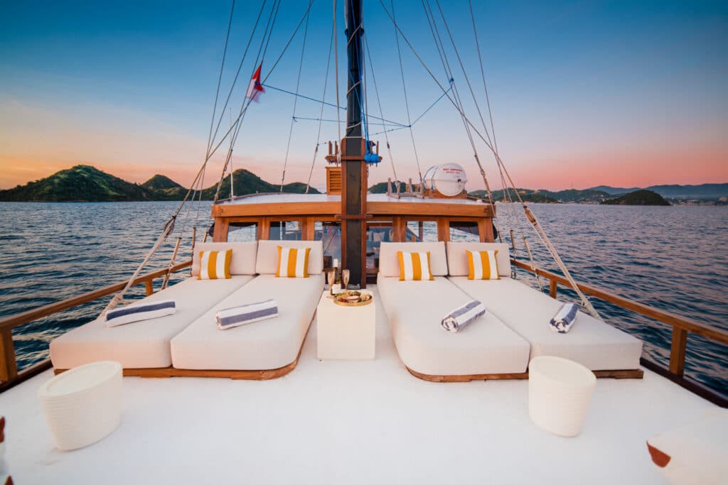 Komodo Yacht Charter SAMARA II EXTERIOR 5