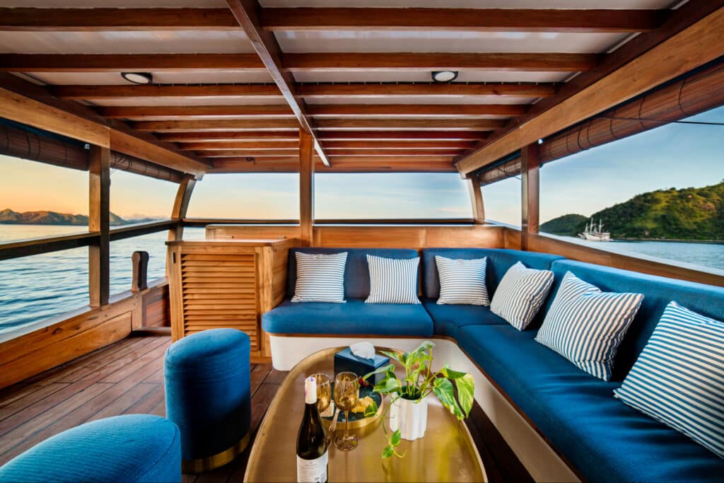 Komodo Yacht Charter SAMARA II INTERIOR 1