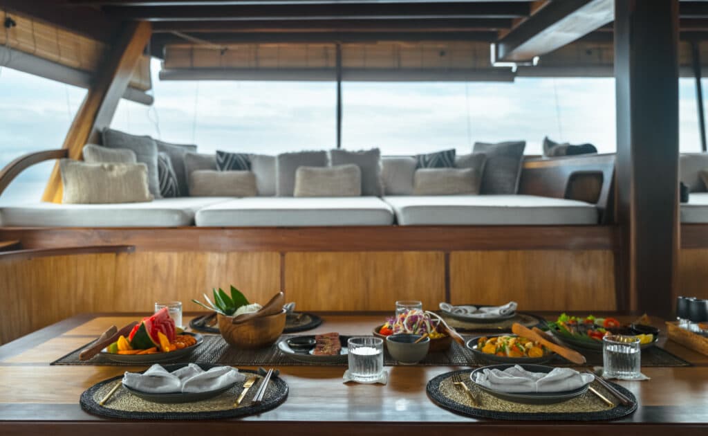 Ta'Talassa Yacht Indonesia Dîner 4