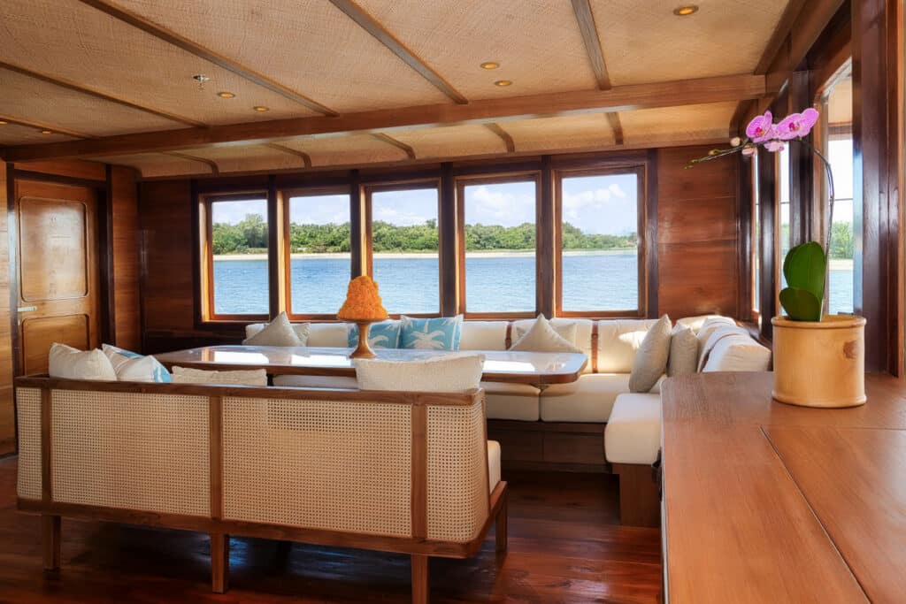 Jeeva Samudera Yacht Charter P1400118 copie (1)