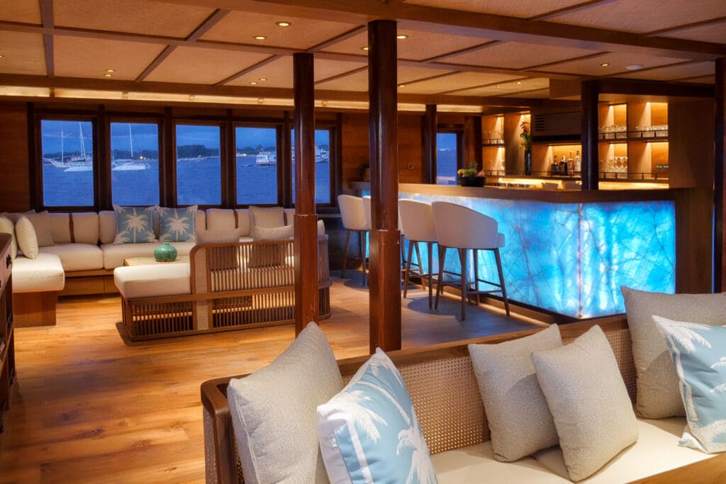 Jeeva Samudera Yacht Charter P1400388 copie (1)