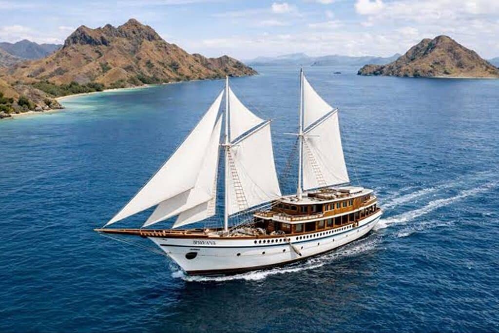 Bhavana Yacht Charter Komodo images